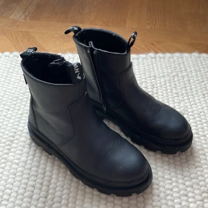 Skor - Vattentäta skor/kängor från hm i storlek 38. Fråga för fler bilder🥾💖