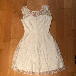 Spetsklänning - Ny klänning i spets. Med foder och fina knappar i ryggen. Något stretchigt material. Perfekt till skolavslutning/ student ☀️