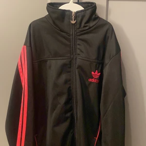 Adidas kofta  - Detta är en jätte fin adidas kofta som inte finns att köpa länge. Den köptes för ungefär 400kr och säljer den för 250kr. Pris kan diskuteras. Inte använd så mycket. Inga hål eller fel på den, ren och fräsch