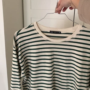 Långärmad tröja - Långärmad tröja från zara. Inga defekter och den är vit naturvit och mörkgrön randig. 