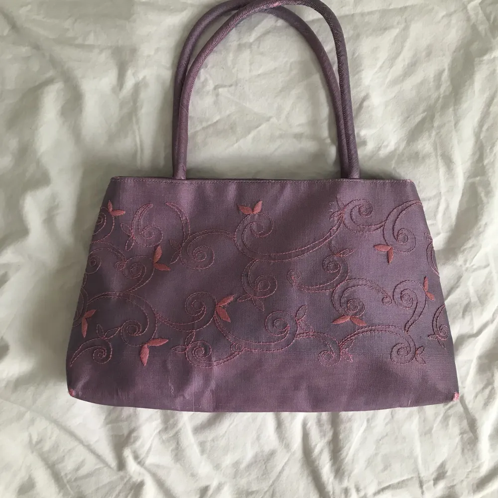 Superfin vintage handväska med rosa broderier💌. Väskor.