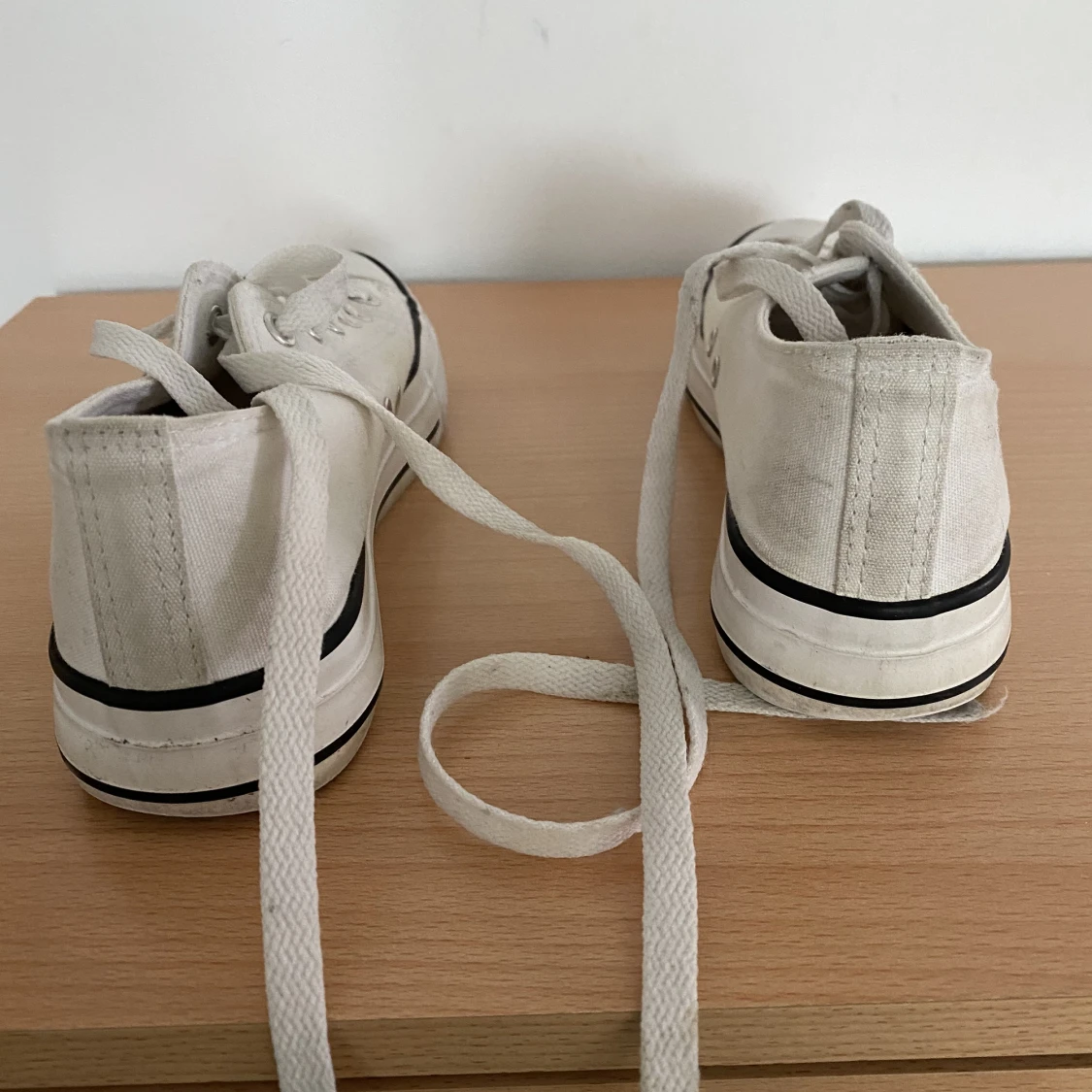 vita converseliknande skor - 90