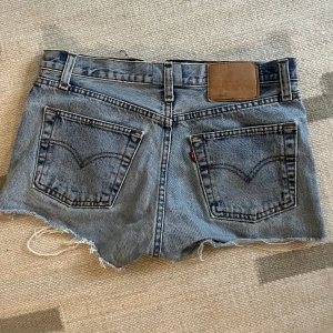 Levis jeansshorts  - Jeansshorts från Levi’s, passar en liten S. De är för små på mig så kan tyvärr inte visa bild hur de sitter på!💓 