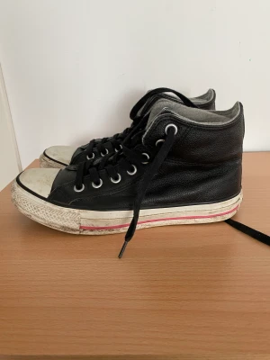 svarta converse - svarta läder converse. osäker på storleken men under skon står det 5, så jag tror det är 37. bra skick, bara lite smutsiga. 