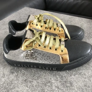 Skor storlek 43 - Använda inomhus engång förra sommaren.