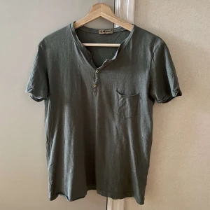 Sage green tröja - En superskön sage grön tröja som är sval och perfekt inför sommaren, thriftad från Beyonce retro och är en tröja jag fått så mycket komplimanger för!