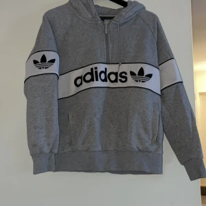 Adidas tröja  - Väldigt fin adidas tröja som är lite over Size 