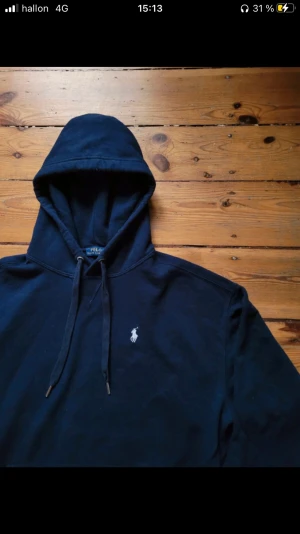Ralph Lauren hoodie - Storlek M, använd men väldigt bra skick. 59cm bred, 66cm lång. Gratis frakt!