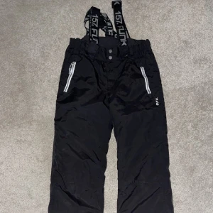Skidbyxor - Ett par svarta skidbyxor med märket funk från lager 157😊 Är i storlek 150 och passar nästan mig som har S