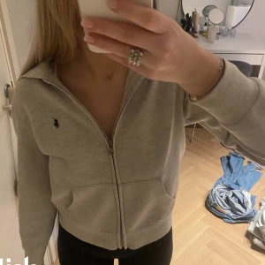 Ziphoodie - Grå ziphoodie från ralph lauren💖köpt på Plick, jag har endast använt den ett fåtal gånger! Den är i ett bra skick