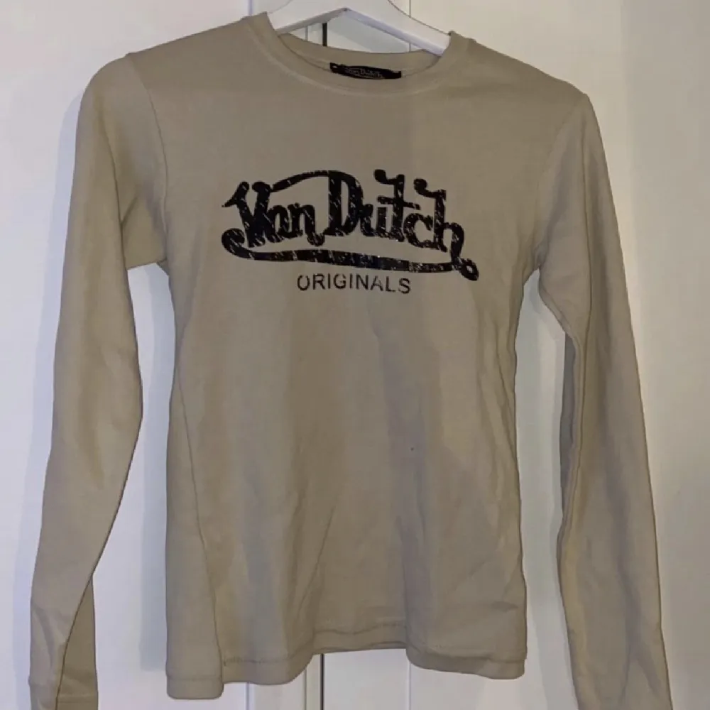 Långärmad Von Dutch tröja i beige färg  Säljer eftersom den va för tight för mig, köpt här på Plick 💕. Toppar.