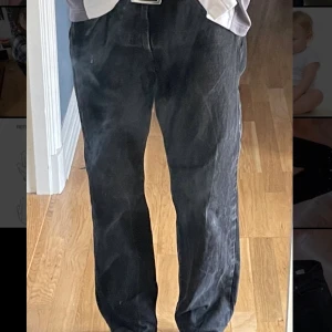 Jeans - Baggy denim byxor från Sweet SKTBS. Inga hål eller defekter, 8/10. Original pris 700 kr men säljer för 350 kr. Skriv gärna frågor! Personen på bilden är 170