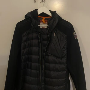 Parajumper jacka  - Jacka för killar men kan även passa tjejer bra. Pris kan diskuteras 