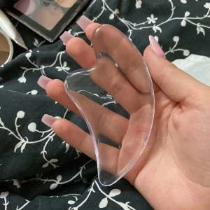 Gua sha transparent  - En bra gua sha som är helt ny. Har aldrig använt den då jag fick den i present. Använts till ansiktet. Köparen står för frakten ❤️