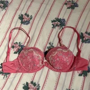 Rosa blommig bh - Säljer en helt oanvänd bh som tyvärr inte passade mig! Hör av dig vid intresse elle rom du har ngr frågor ^^