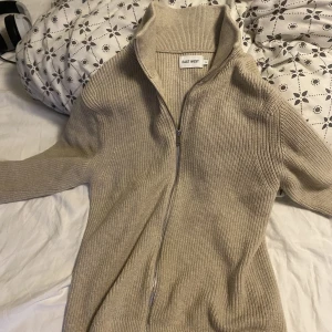 Stickad helzip - Stickad helzipp från brothers köpt för 900kr knappt använd. Har Max använt 5 gånger och är precis som ny men går ej till anvåndning. Storlek M men passar även S. Kan mötas upp i Stockholm/nacka