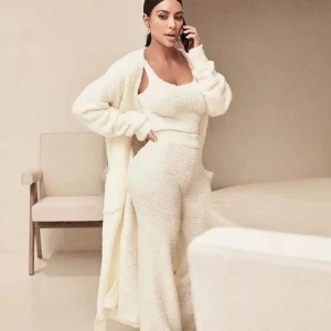 Cozy top - JÄTTE MYSIG Skims cozy collection liknande top. Köpt på ginatricot, storlek M💞 Knappt använd😊