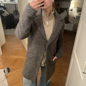 Grå rock - Grå rock i storlek S från Cubus. Funkar även till dig som vanligtvis har storlek M. 