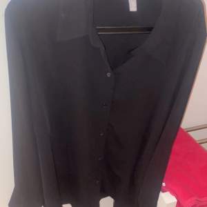 En luftig svart blus skjorta