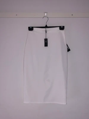 vit pennkjol - Midikjol från Nelly  Aldrig använd med alla lappar kvar  Kritvit 