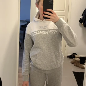 Hoodie - Supermysig hoodie från peak performance som inte kommer till användning. I bra skick. Kom privat för frågor!🫶🏻🫶🏻