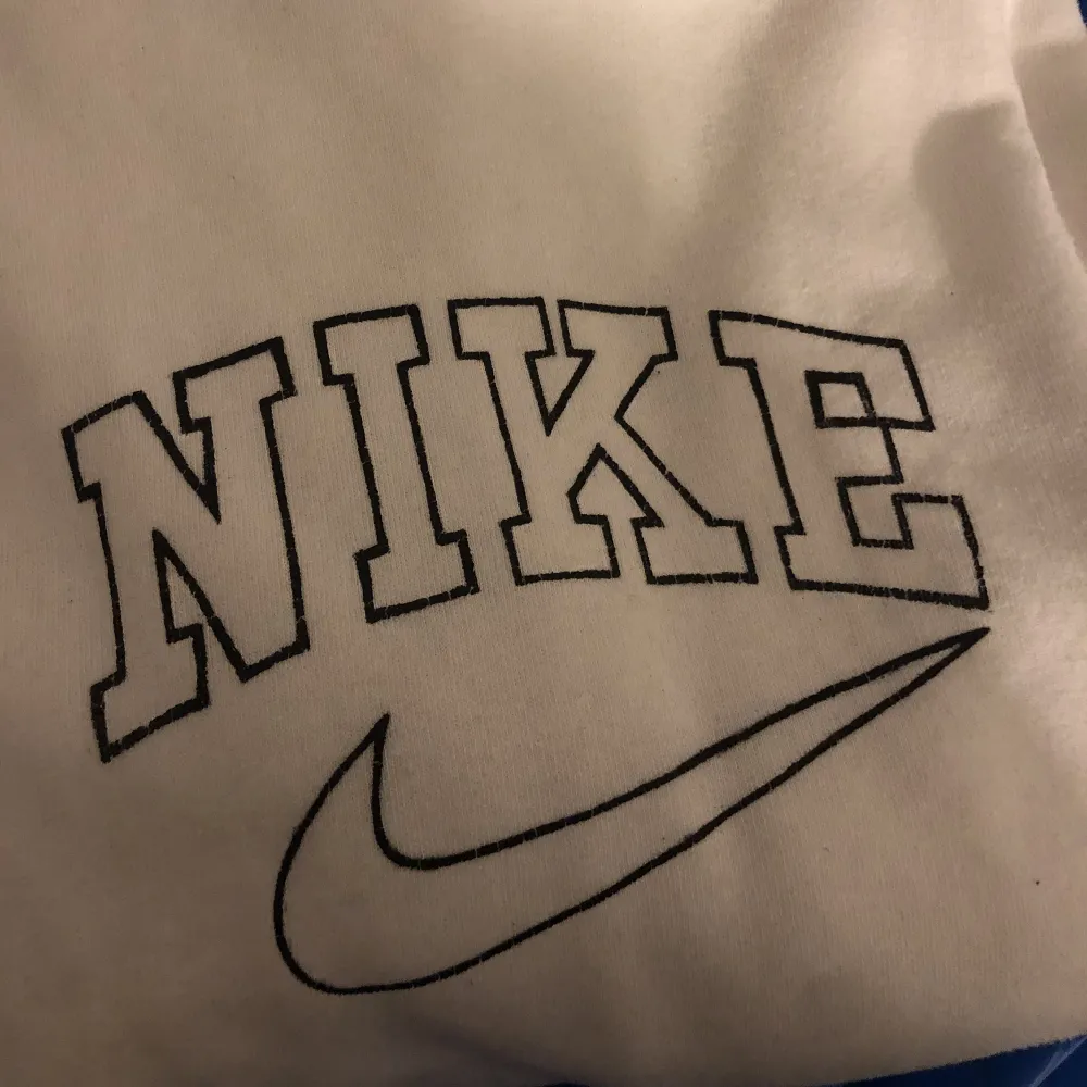 Vit Hoodie med Nike loggan målad på.⭐️Använd 1 gång så den är som helt ny. Storlek S. Orgniellt är hoodien från Zara. Köpte för 450kr och säljer för 300kr+frakt. Det går det att mötas upp i Stockholm City.. Hoodies.