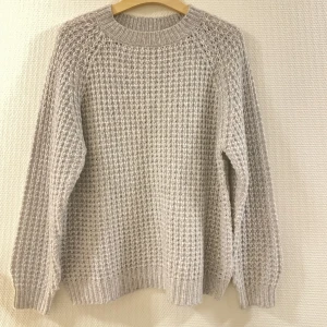 Stickad tröja - Stickad tröja i väldigt bra skick! Lite oversize så skulle säga mer M