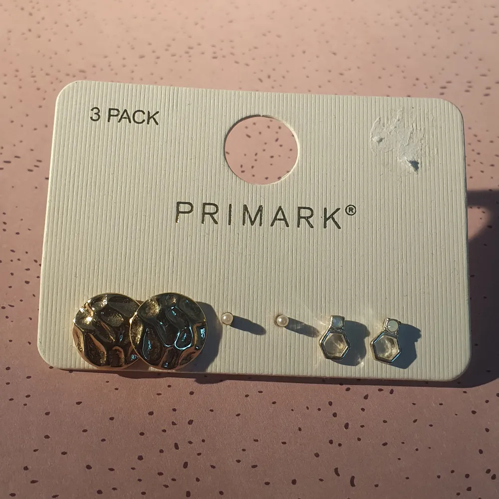 3 par örhängen i guldfärg och silverfärg. Köpta på Primark. De runda är 1,4cm diameter🌸(Ej äkta) 15kr frakt tillkommer❤️. Accessoarer.