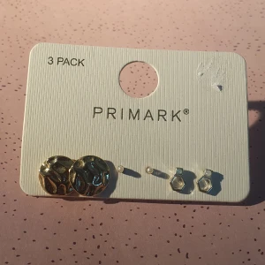 Örhängen - 3 par örhängen i guldfärg och silverfärg. Köpta på Primark. De runda är 1,4cm diameter🌸(Ej äkta) 15kr frakt tillkommer❤️