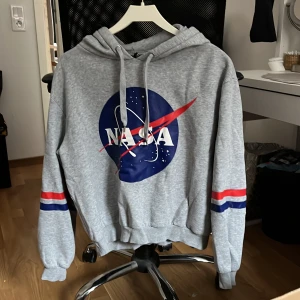 Nasa hoodie - En hoodie från HM med ett nasatryck på framsidan. Välanvänd men bra skick! Tvättas innan den skickas!