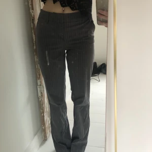 Kostymbyxor  - Säljer dessa mid-rise kostymbyxor i färgen grå med vita ränder, är i storlek S och säljer för 230kr + frakt (66kr)💓