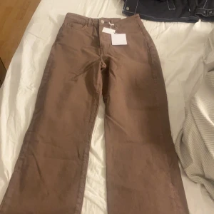 Regular wide byxor - Har även ett par i w/25 l/32. helt oanvända med prislappen på. Säljer billigt då jag bara vill bli av med dom