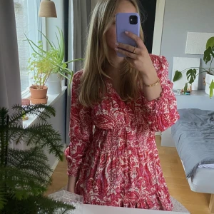 Röd klänning zara - En mönstrad lite kortare klänning från zara ❤️❤️endast använd en gång