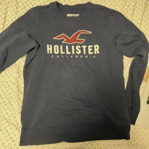 Hollister - En tjocktröja från hollister. Frakten ingår, skriv för fler bilder❤️