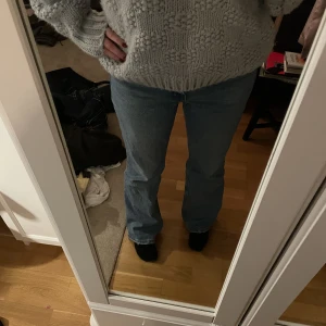 Levis jeans bootcut low waist - Vintage bootcut jeans från Levis som är low waist! Färg blå! Pris kan diskuteras🥰knappt använda! 