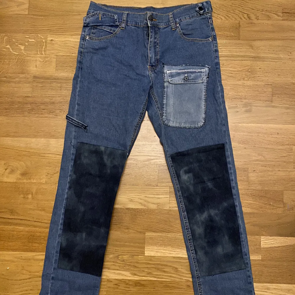 Häftiga jeans från cheapmonday! Dem är köpta från sellpy, men var tyvärr för små för mig. Ganska strechigt material.. Jeans & Byxor.