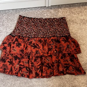 Zara kjol  - Superfin kjol, knappt använd 