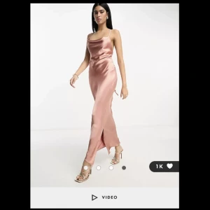 Satin dress -Asos - Säljer denna klänning från Asos som jag använde på min bal alltså är den typ i nyskick med några defekter på framsidan av klänningen men det syns knappt. Nypris-929 men säljer för 600. Och köparen står för frakt 