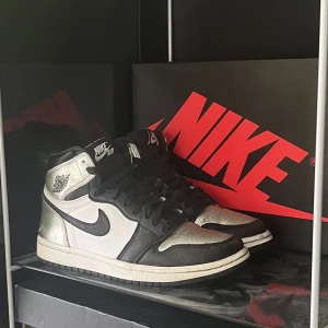 Jordan 1 high silver toe - 🖇️Jordan 1 high silver toe 🔥Mycket bra skick 🔥💜Storlek 36💜🌹Replacement box finns 🌹🦋Svarar gärna på frågor eller skickar fler bilder 🦋📦Kan fraktas eller mötas upp i Stockholm 📦🌸Pris kan diskuteras vid snabb affär 🌸
