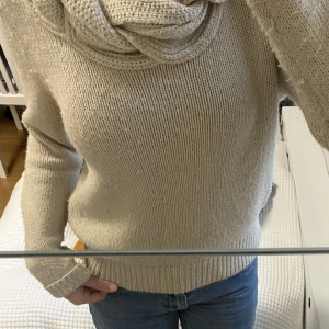 Tröja - En tröja som ger lite stockholmstil. Den är i storlek M men skulle säga att den passar både S och Xs då det är det jag vanligtvis har. Den är i bra skick förutom att den är ganska luddig. Därav priset