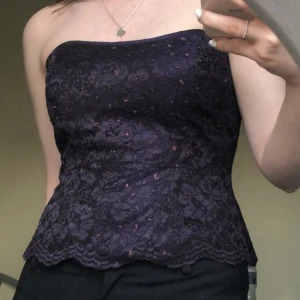 Korsettopp - Säljer denna underbaaara glittriga korsettoppen med spets som tyvärr inte passar mig 💕Köpte den second hand så vet inte storleken men skulle säga att den passar S/M! Kan mötas i Stockholm eller så står köparen för frakten 🥰