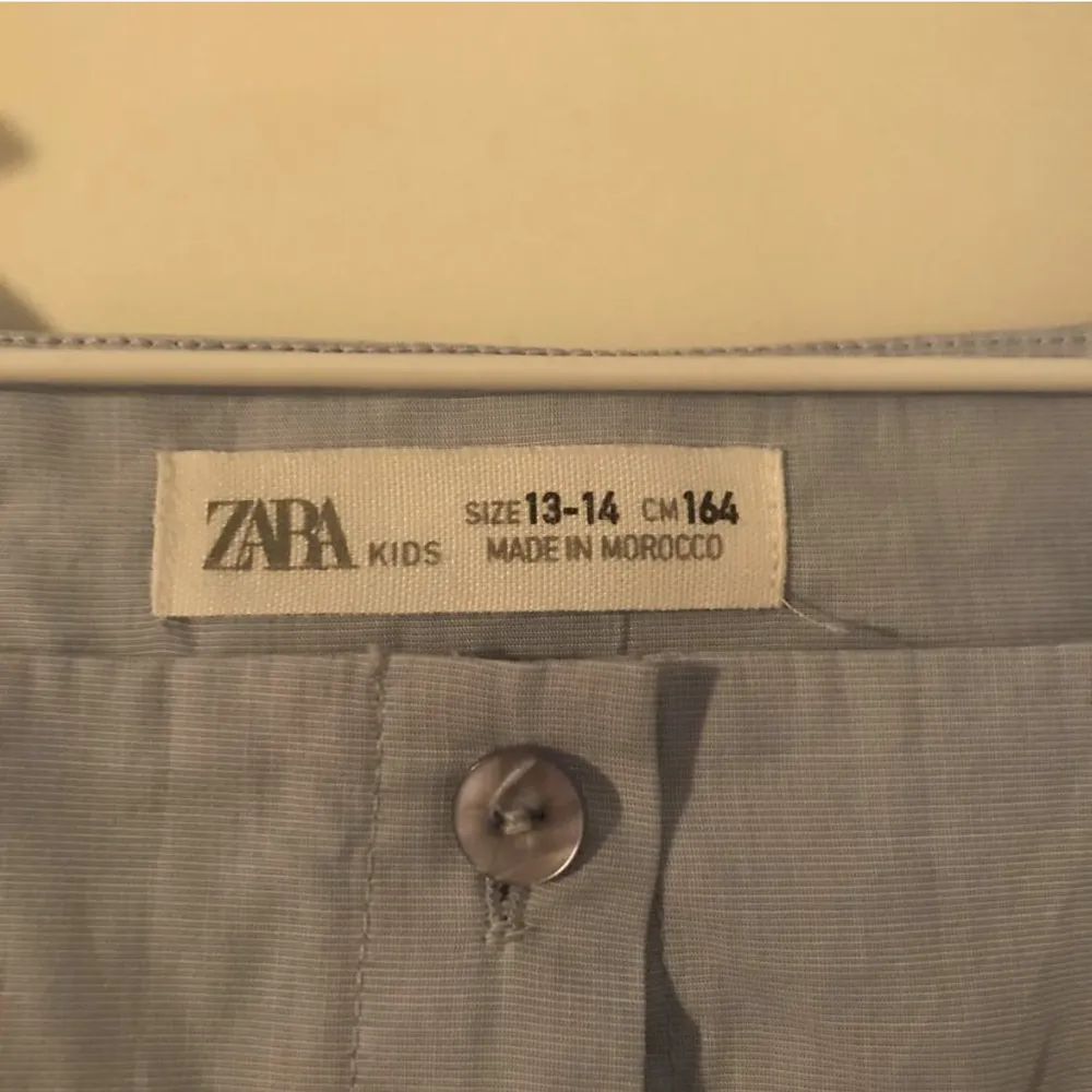 Supergullig topp från zara i storlek 164. Toppen är i skjort-material med detaljer så som små söta knappar och öppna axlar. Denna topp är tyvärr förliten för mig… Suveränt skick då den endast är använd en gång!! Hör av dig vid intresse!🤩🤩. Puserot.