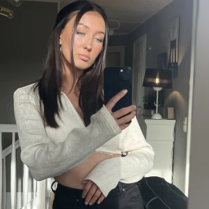 Croptop - Jättefin men inte min stil💛 Endast använd på bilden. Har bh storlek 75D. Går att öppna/stänga i fram. 