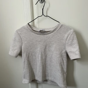 Beige croppad tshirt  - Ljus crop top i mjukt och lite tjockare material, storlek S från Zara
