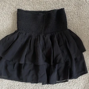 Volangkjol - Populär volangkjol från Kappahl!  Inga defekter Storleken är 146-152 alltså XS 100kr + 62/66 kr frakt 