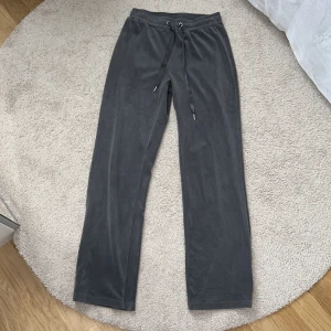 Byxor - Velour byxor från Gina som är i storlek S. Jag säljer dom för att dom är lite korta i bena för mig jag är 172