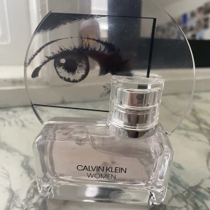 Calvin Klien parfym - Säljer Calvin Klien parfym, väldigt fräsch och vardaglig parfym. Den är knappt använd. Säljer den pga jag har väldigt mycket parfymer. 
