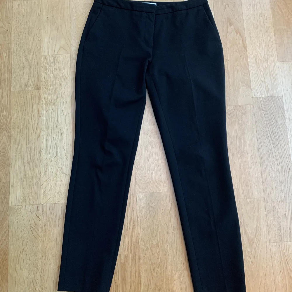 Snygg svart kostymbyxa från Dagmar. Fickor fram och bak. Bra skick, sparsamt använda. . Jeans & Byxor.