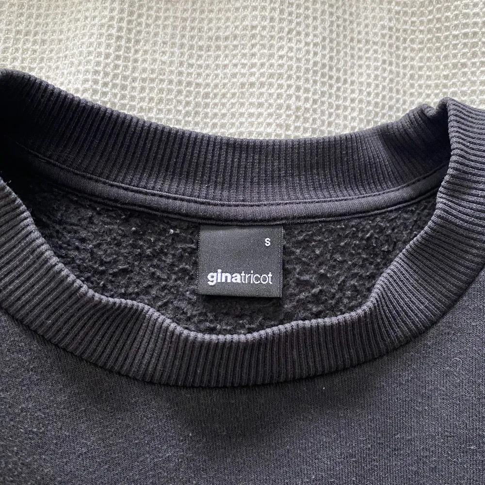 Säljer denna svarta sweater i storlek S från Gina tricot💗. Hoodies.