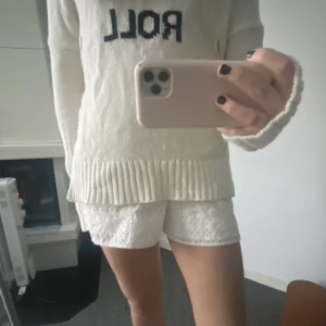 As snygga tyg shorts!! - Jätte fina vita shorts i brodering. Säljs inte längre och tidigare väldigt eftertraktade! Säljer för 450kr+frakt💕💕